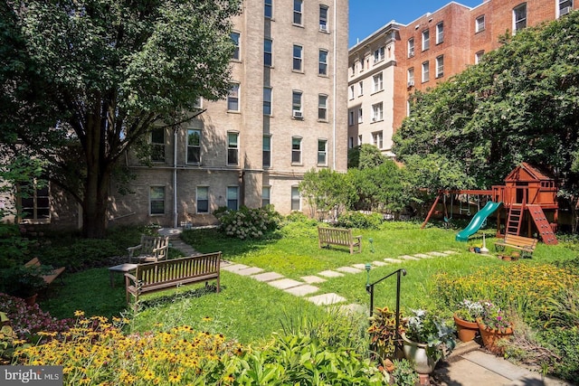 view of home's community featuring a yard