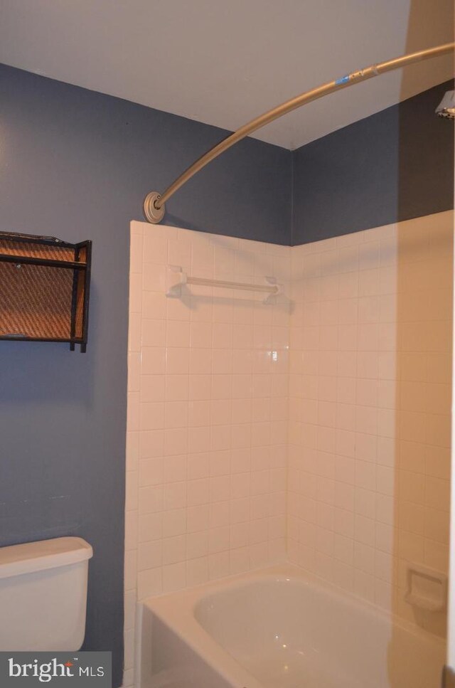 18050 Chalet Dr Unit 14-303, Germantown, MD 20874 - full bathroom featuring toilet and shower / washtub combination