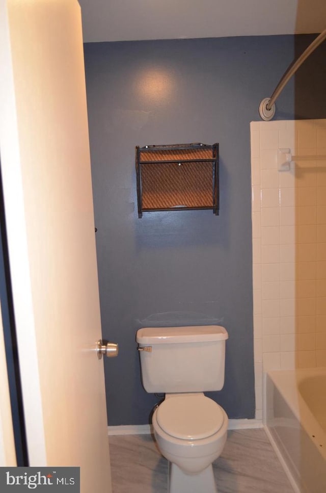 18050 Chalet Dr Unit 14-303, Germantown, MD 20874 - full bath with toilet, baseboards, and washtub / shower combination