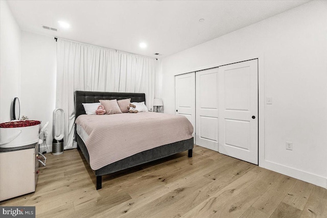 bedroom featuring light wood-type flooring, a closet, recessed lighting, and baseboards