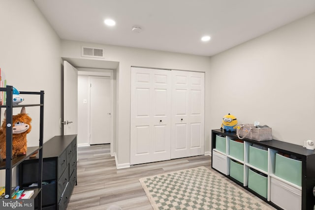 7 Canterbury Sq Unit 401, Alexandria, VA 22304 - interior space with light wood-style floors, recessed lighting, a closet, and baseboards