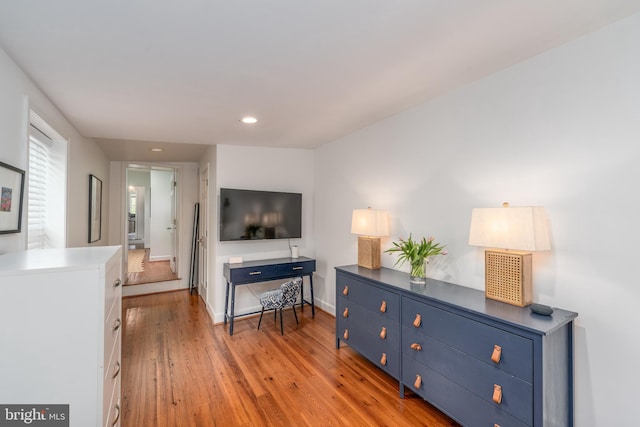 living room featuring light wood-style flooring, recessed lighting, and baseboards