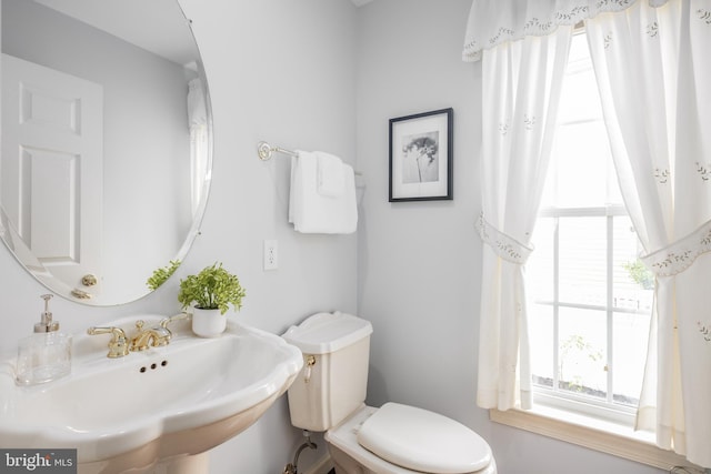 615 Pearl Point Ct, Millersville, MD 21108 - half bath featuring a sink and toilet
