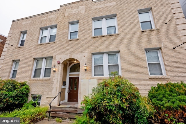 view of front facade featuring brick siding