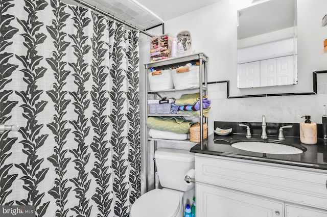 bathroom with vanity, toilet, and curtained shower