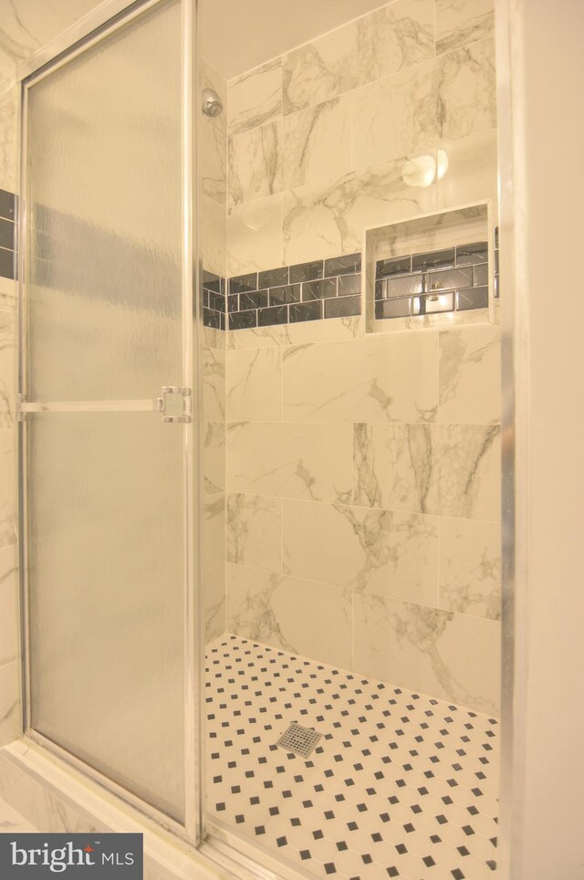 full bathroom featuring a stall shower