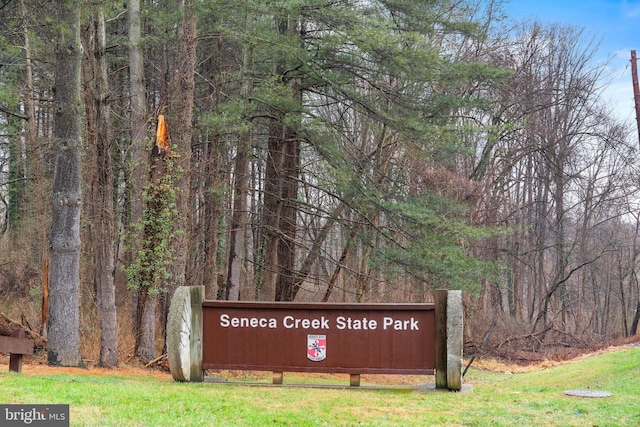 community sign with a lawn