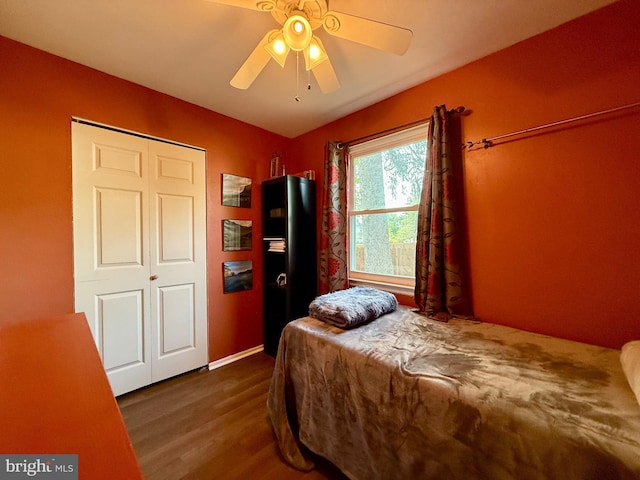 bedroom with wood finished floors, ceiling fan, and baseboards