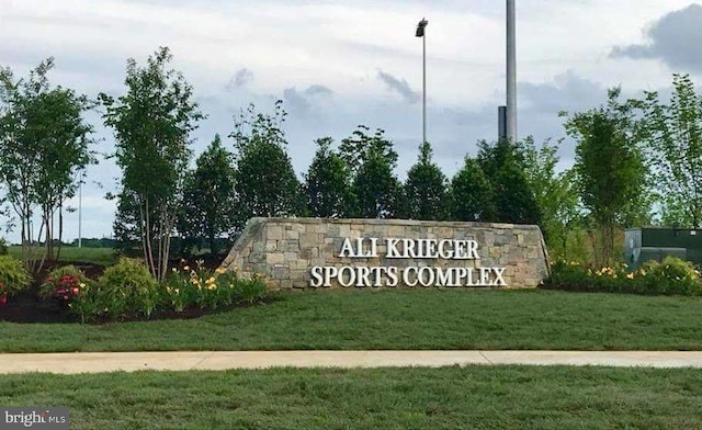 community / neighborhood sign featuring a yard