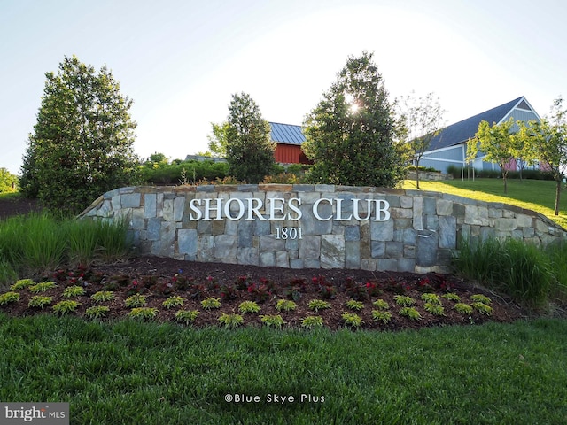 community sign featuring a yard