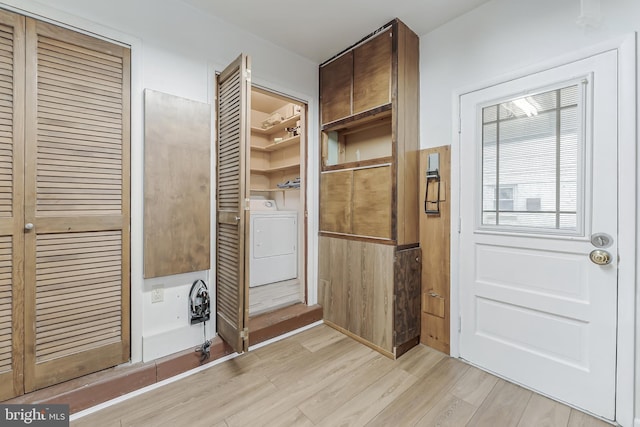 15415 Michigan Rd, Woodbridge, VA 22191 - mudroom with light wood finished floors and washer and clothes dryer