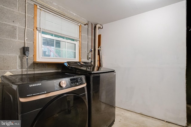 5 Wood Oak, Nottingham, MD 21236 - laundry area featuring washer and clothes dryer and concrete block wall