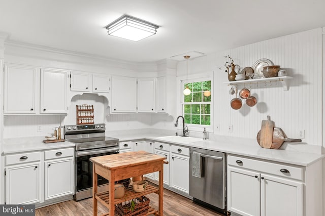 11600 Saddleback Dr, Fredericksburg, VA 22407 - kitchen featuring stainless steel appliances, a sink, white cabinets, and ornamental molding