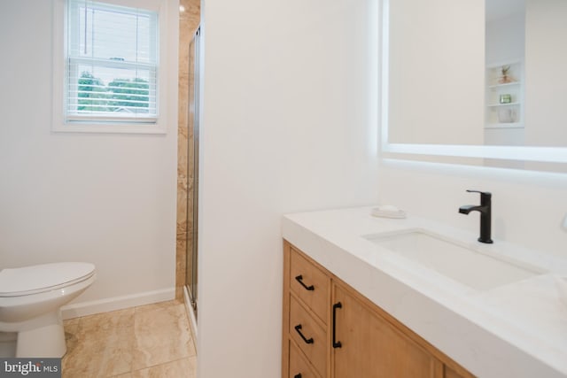 full bathroom featuring a tile shower, toilet, vanity, and baseboards