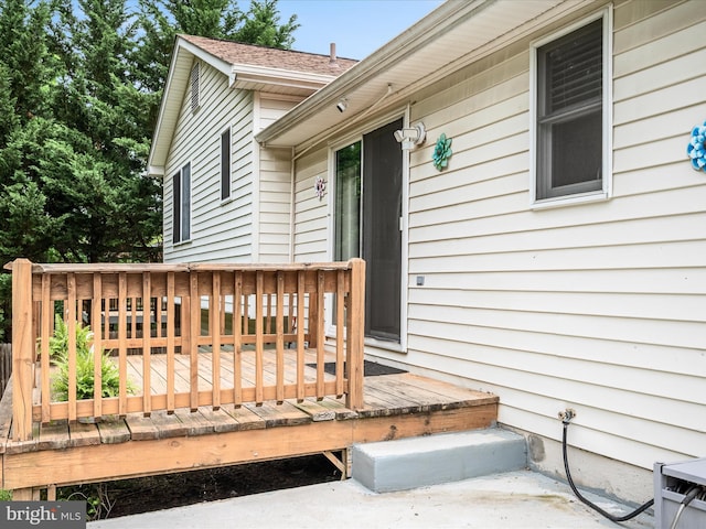 property entrance featuring a deck