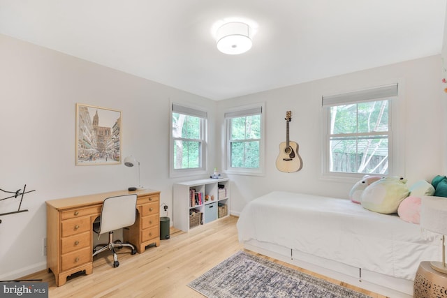 2901 N Rochester St, Arlington, VA 22213 - bedroom featuring light wood-type flooring, an office area, and baseboards