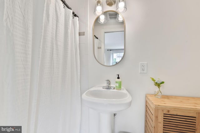 2901 N Rochester St, Arlington, VA 22213 - bathroom with curtained shower