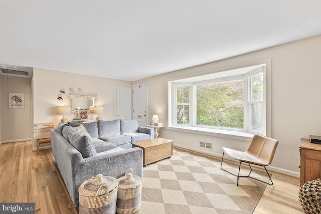 2901 N Rochester St, Arlington, VA 22213 - living area featuring light wood-type flooring and baseboards