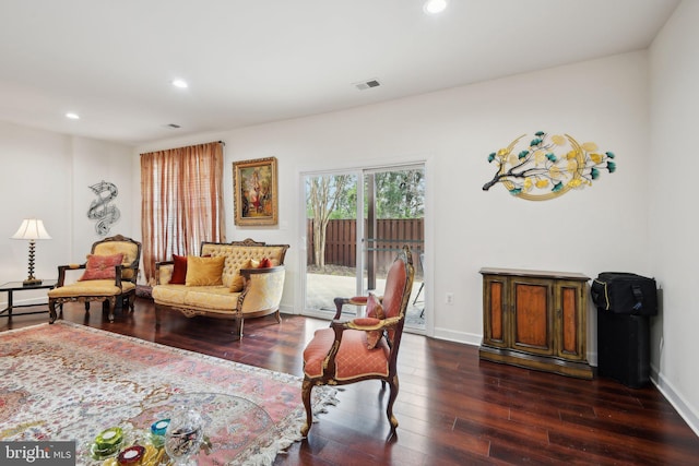 living area with dark wood-type flooring, recessed lighting, and baseboards