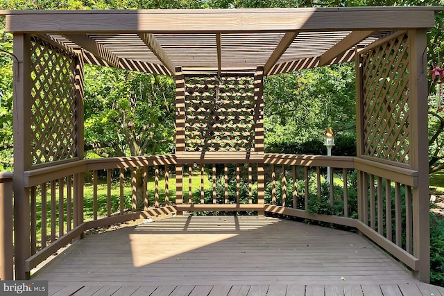 7808 Devereux Manor Ct, Fairfax Station, VA 22039 - wooden terrace with a pergola