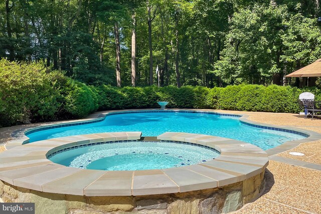 7808 Devereux Manor Ct, Fairfax Station, VA 22039 - view of pool with a pool with connected hot tub