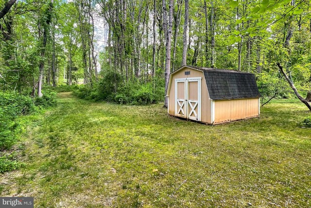 7808 Devereux Manor Ct, Fairfax Station, VA 22039 - view of grassy yard featuring a wooded view