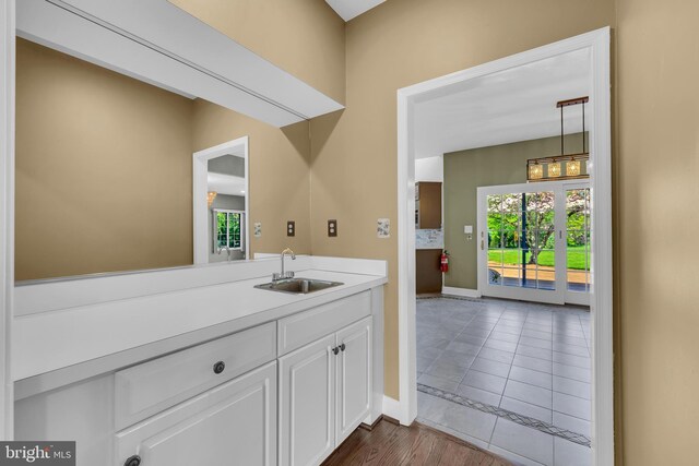 4 Stults Dr, Plainsboro, NJ 08536 - bar area with a sink, baseboards, and pendant lighting