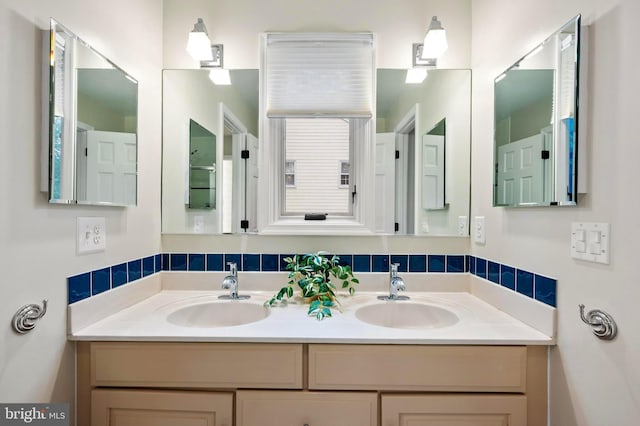 902 Emerald Dr, Alexandria, VA 22308 - full bath featuring double vanity