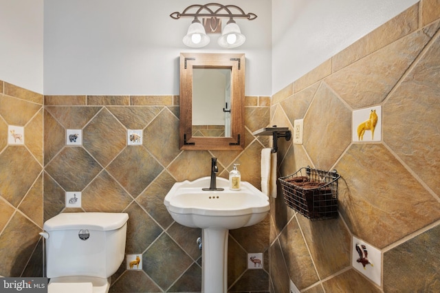 902 Emerald Dr, Alexandria, VA 22308 - bathroom featuring tile walls and toilet