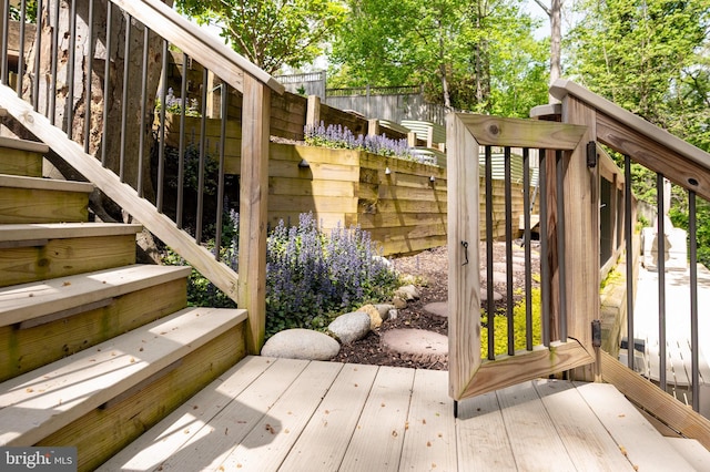 902 Emerald Dr, Alexandria, VA 22308 - wooden terrace with fence
