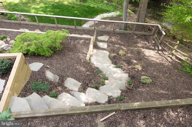 902 Emerald Dr, Alexandria, VA 22308 - view of yard with fence