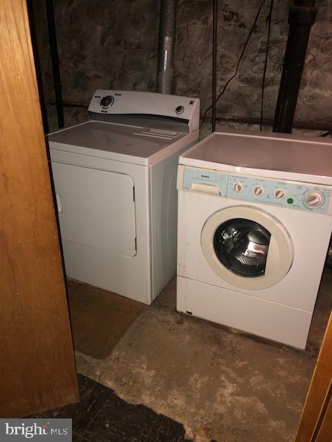 3812 Gwynn Oak Ave, Baltimore, MD 21207 - laundry room with independent washer and dryer
