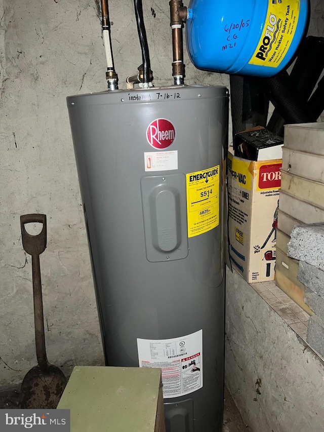 203 N Cedar St, Lititz, PA 17543 - utility room featuring electric water heater