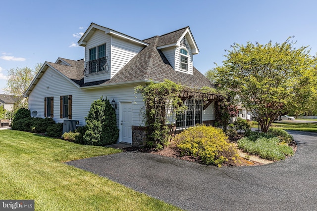 7140 Poole Jones Rd, Frederick, MD 21702 - view of side of home featuring a shingled roof, a yard, and central AC unit