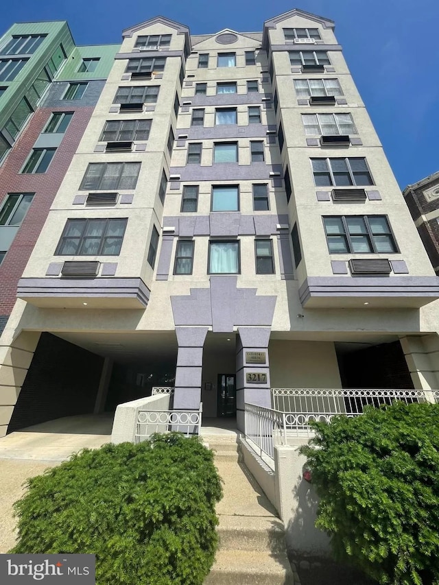 view of apartment building / complex