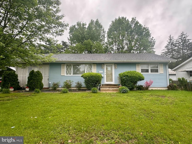 view of front facade featuring a front lawn