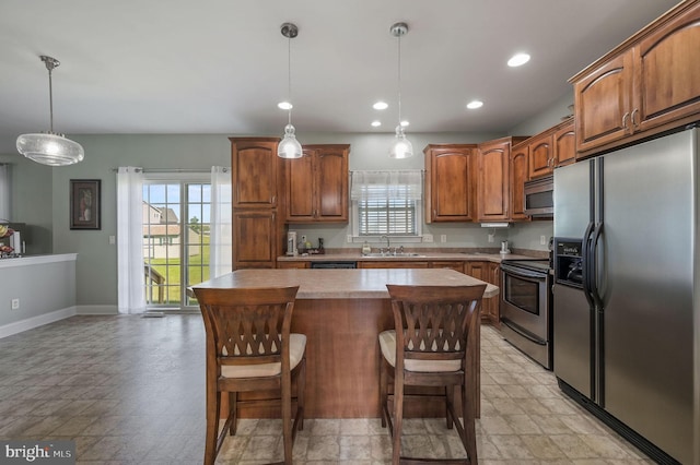 99 Topaz Ln, Camden Wyoming, DE 19934 - kitchen featuring stainless steel appliances, a kitchen island, plenty of natural light, baseboards, and recessed lighting