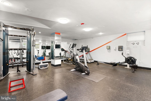workout area featuring baseboards