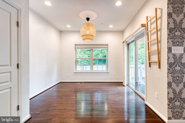 spare room with dark wood-style floors, recessed lighting, and baseboards