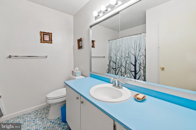 full bathroom featuring baseboards, toilet, and vanity