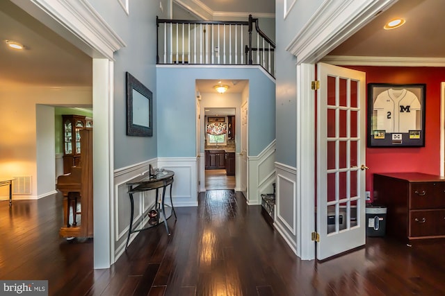 106 Ridgeview Rd, North Wales, PA 19454 - hall featuring wood finished floors, wainscoting, stairs, and crown molding