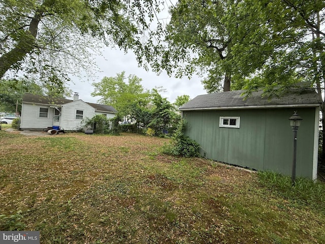 view of yard with an outdoor structure