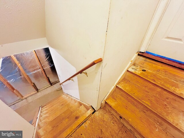 10400 Markby Ct, White Plains, MD 20695 - view of staircase