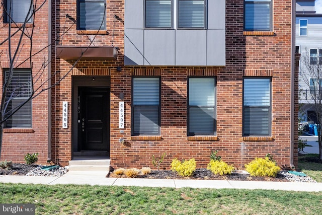 view of front facade featuring brick siding