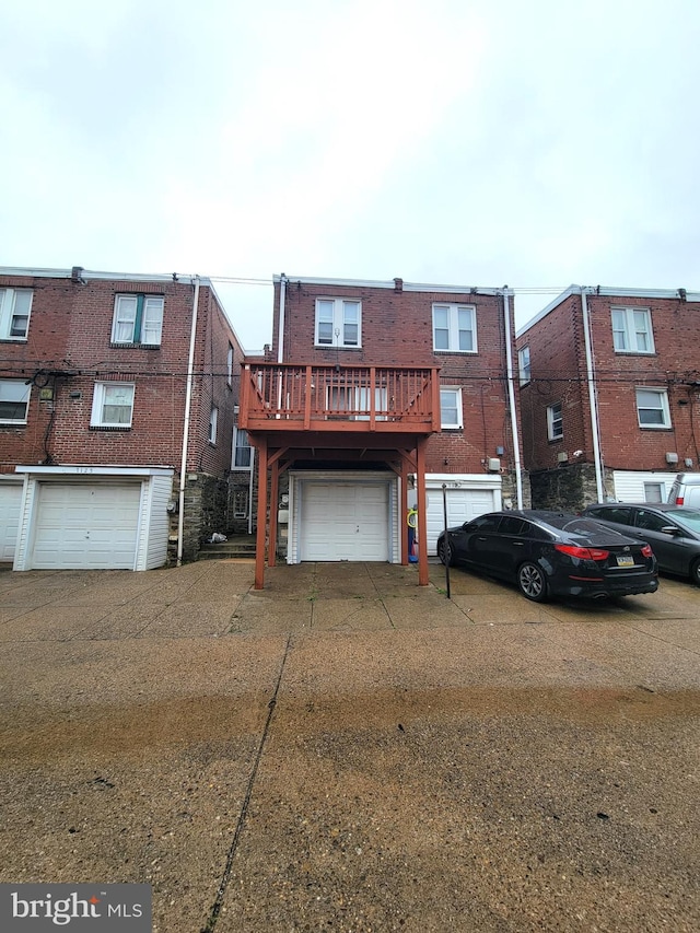 view of front facade with a garage and concrete driveway
