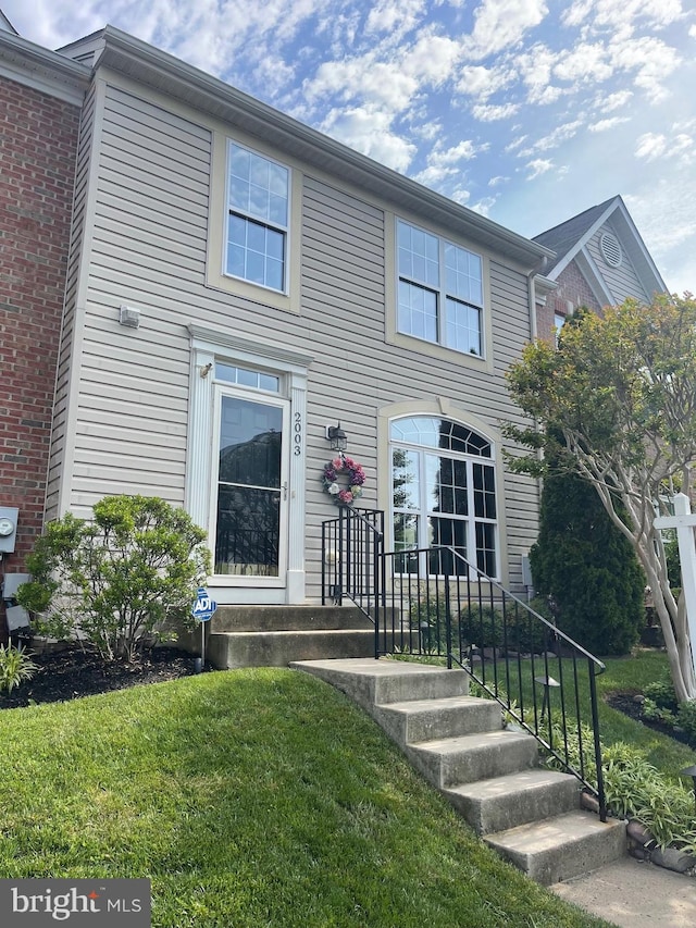 view of front of property featuring a front yard