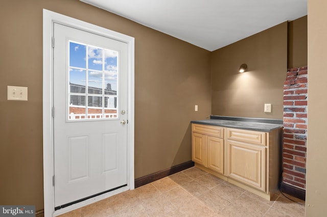 901 W Barre St, Baltimore, MD 21230 - entryway featuring baseboards