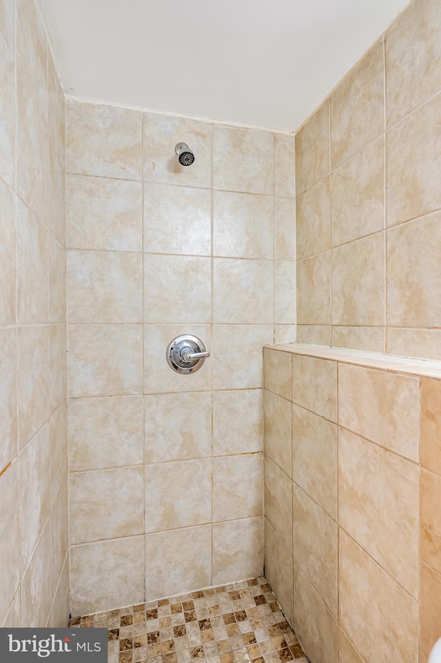 901 W Barre St, Baltimore, MD 21230 - full bathroom featuring tiled shower
