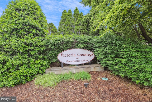 view of community / neighborhood sign