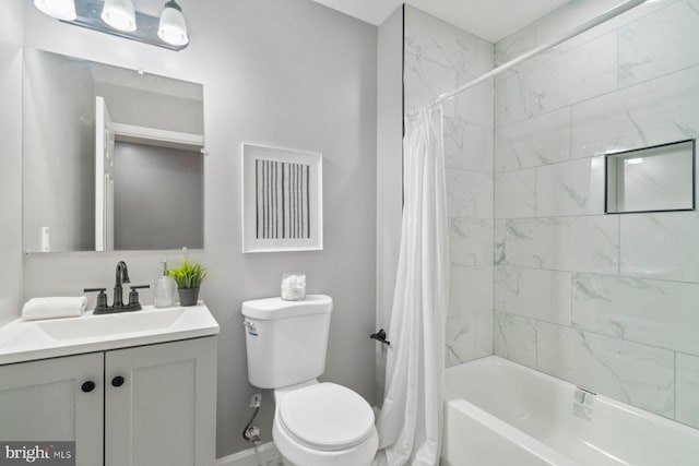 full bathroom featuring toilet, baseboards, shower / bathtub combination with curtain, and vanity